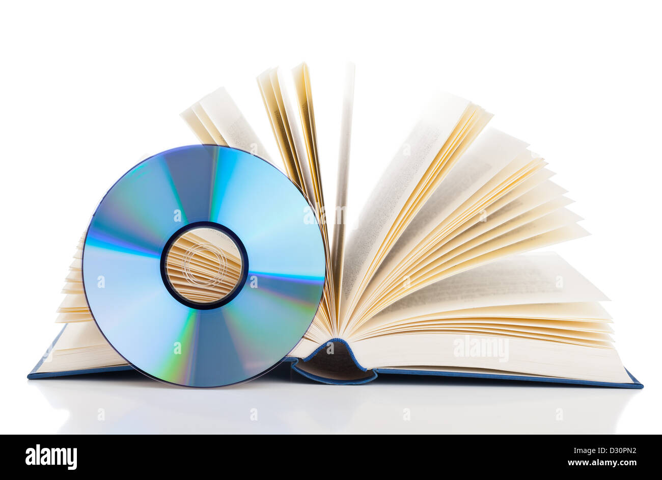 Prenota con compact disc su sfondo bianco - e-libro digitale o il concetto di archiviazione Foto Stock