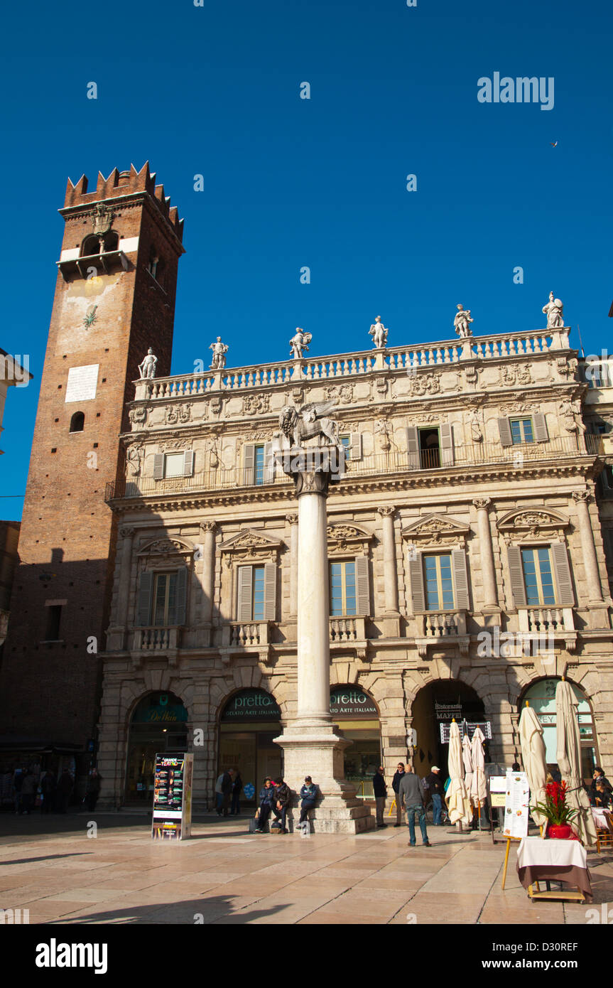 Palazzo Maffei a Piazza delle Erbe piazza centrale della città di Verona Veneto Italia del nord Europa Foto Stock