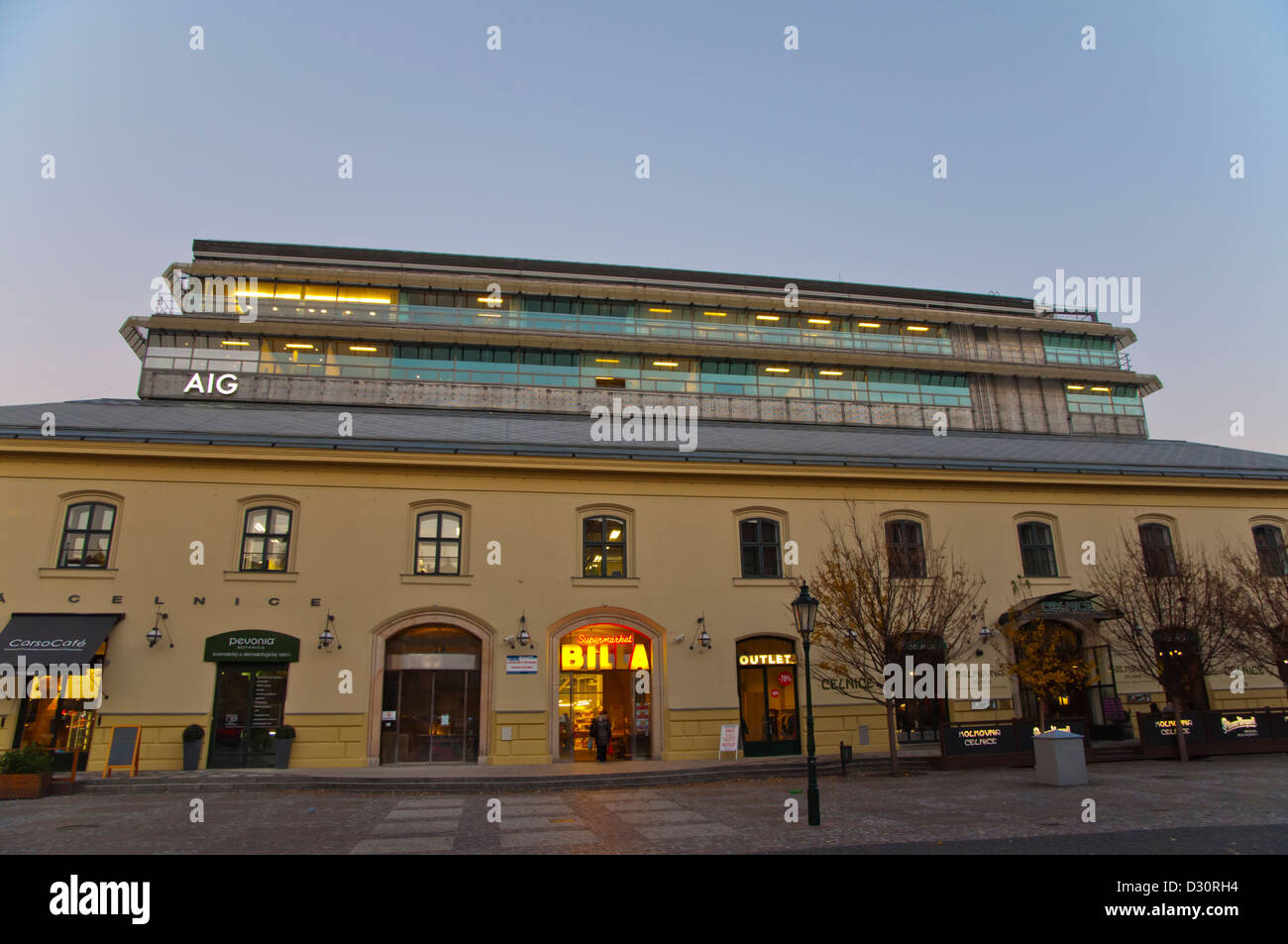 AIG vita edificio che ospita negozi ristoranti e uffici a Namesti Republiky square new town Praga Repubblica Ceca Europa Foto Stock