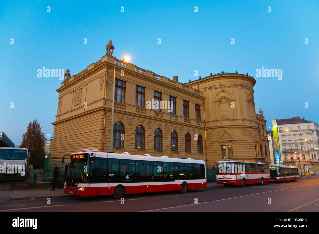 I mezzi di trasporto pubblici Autobus dietro il Museo della Città di Praga a Florenc Praga Repubblica Ceca Europa Foto Stock