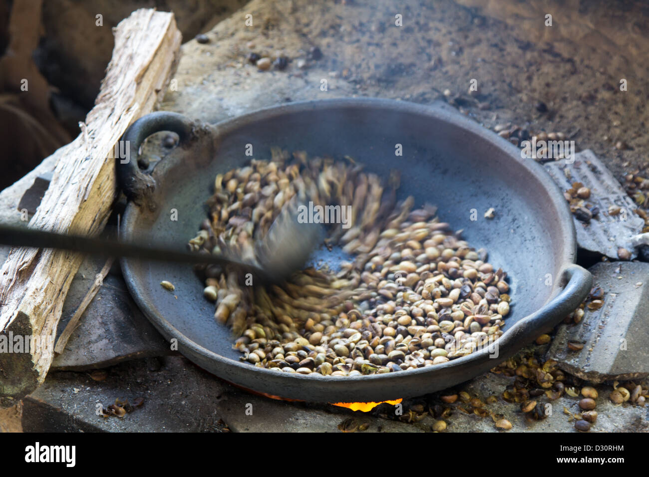 La tostatura i chicchi di caffè Foto Stock