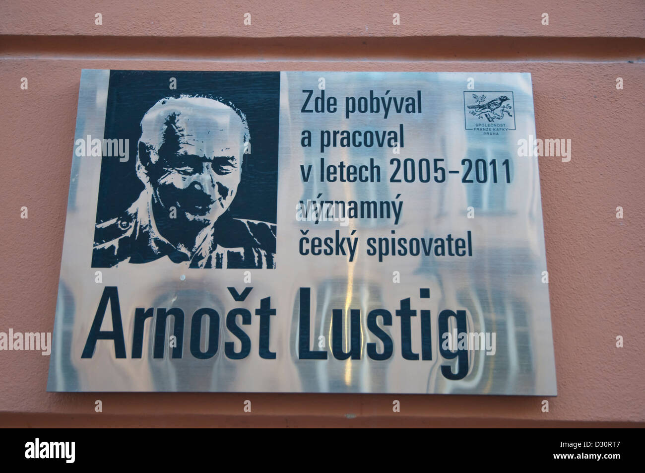 Lapide commemorativa Arnost Lustig il scrittore ebraico Josefov il quartiere ebraico di Praga Repubblica Ceca Europa Foto Stock