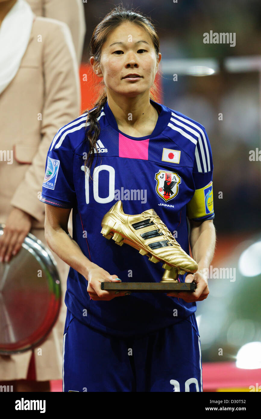 Giappone team capitano Homare Sawa mantiene la sua adidas Golden Boot award dopo il Giappone ha sconfitto gli Stati Uniti nella finale di Coppa del mondo. Foto Stock