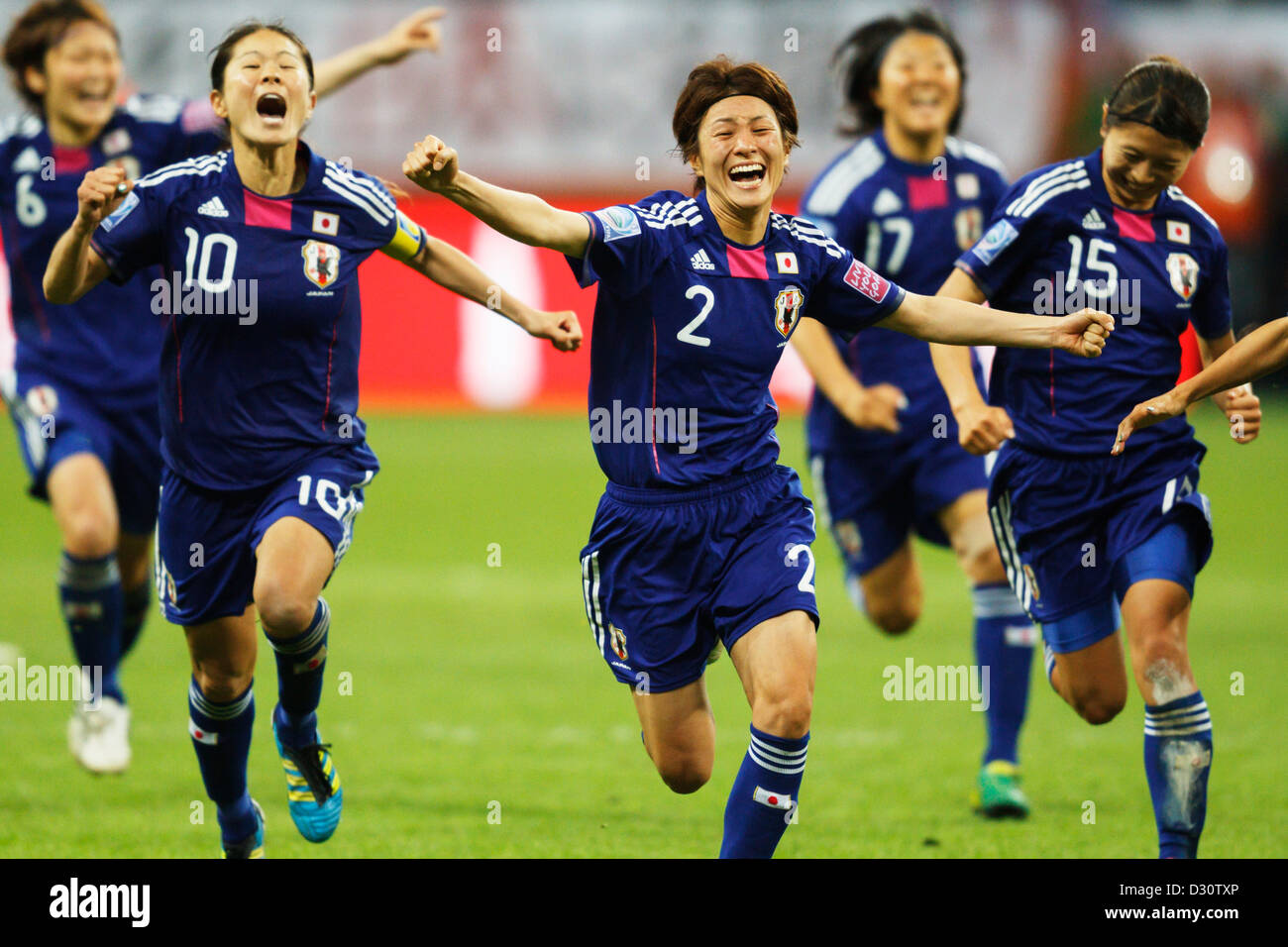 Giappone team di giocatori festeggiare dopo aver sconfitto gli Stati Uniti per vincere la FIFA Coppa del Mondo Donne finale. Foto Stock