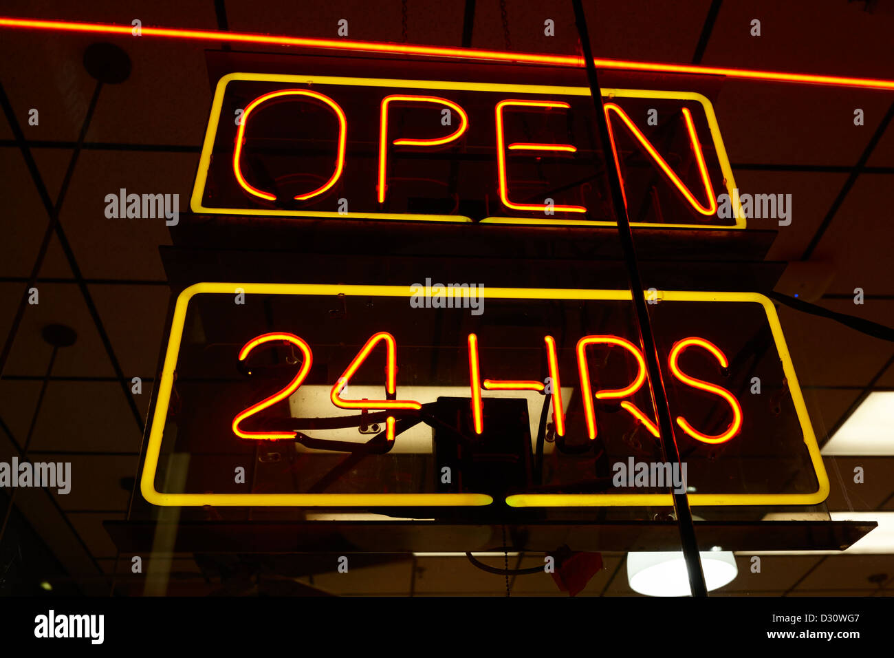 Aperta 24 ore insegna al neon nella vetrina di un negozio in Vancouver BC Canada Foto Stock