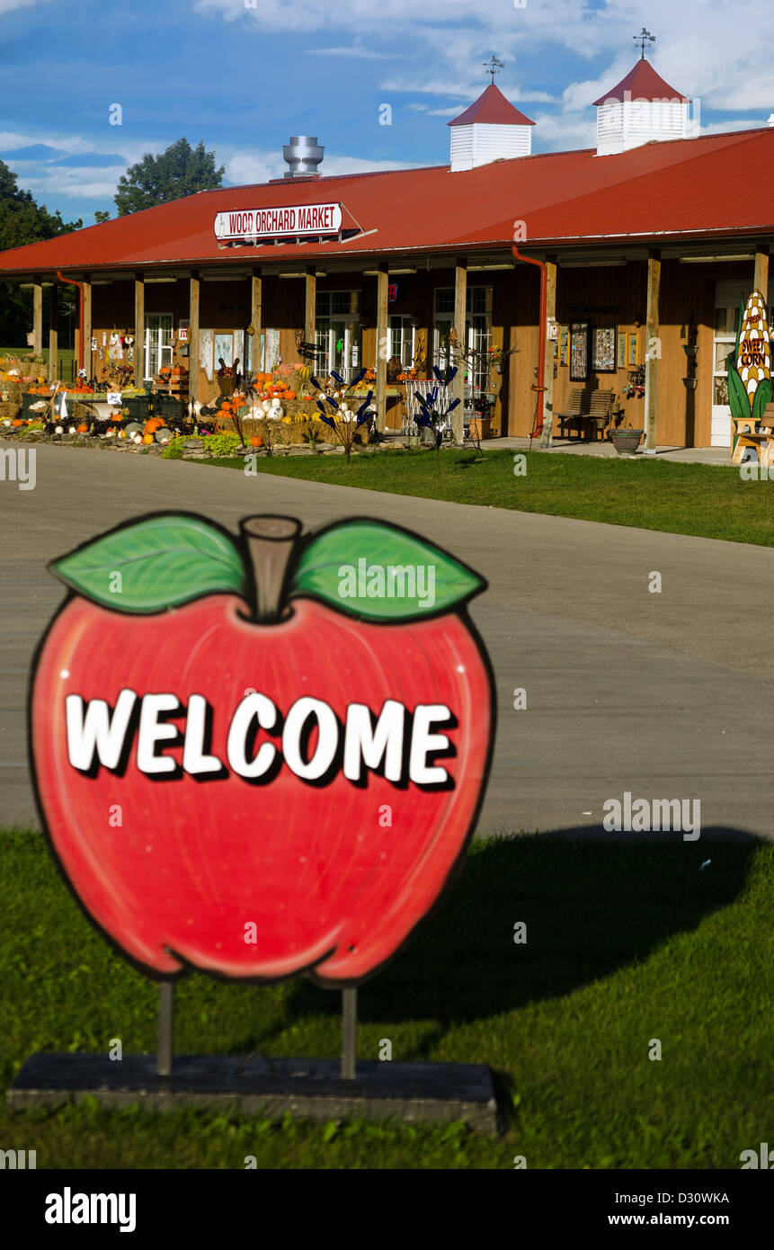 Segno di benvenuto per il legno mercato Orchard nella porta capoluogo di contea di Porto di uovo, Wisconsin Foto Stock