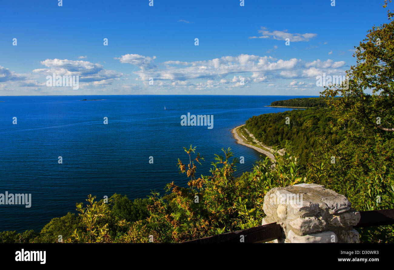 Sven's Bluff Scenic si affacciano guardando al Green Bay in penisola parco dello stato in Door County, Wisconsin Foto Stock