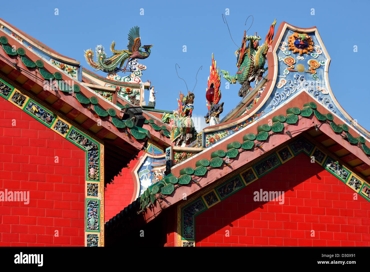 Decorazione colorata sulla sommità del tetto. Kuching, Sarawak, Borneo Malese. Foto Stock