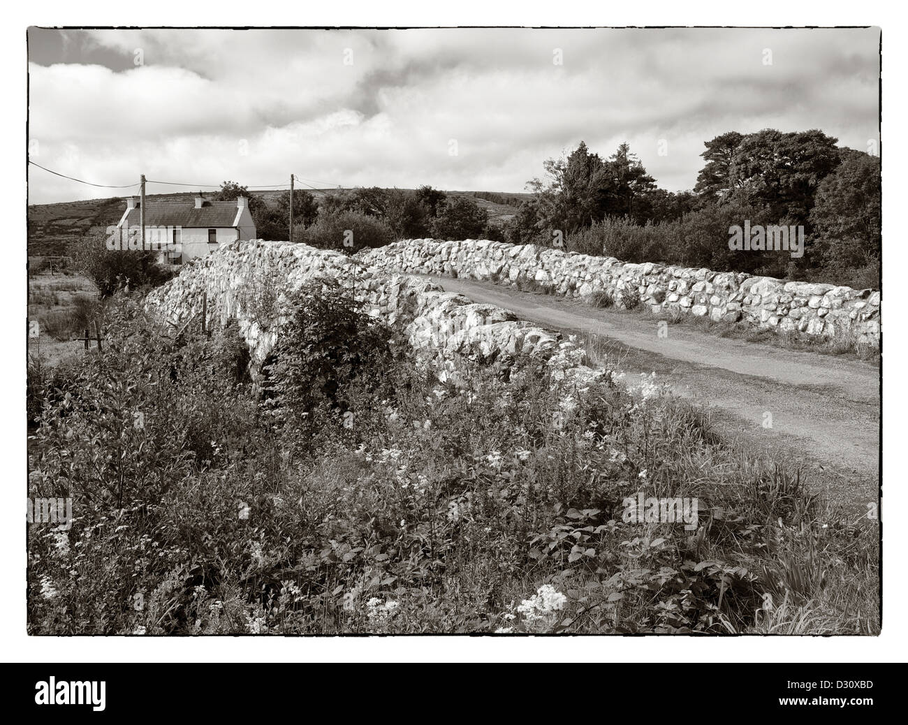 L'uomo tranquillo Bridge nella Contea di Galway, Irlanda. Lo storico ponte di pietra in primo piano negli anni cinquanta film, "l'uomo tranquillo". Foto Stock