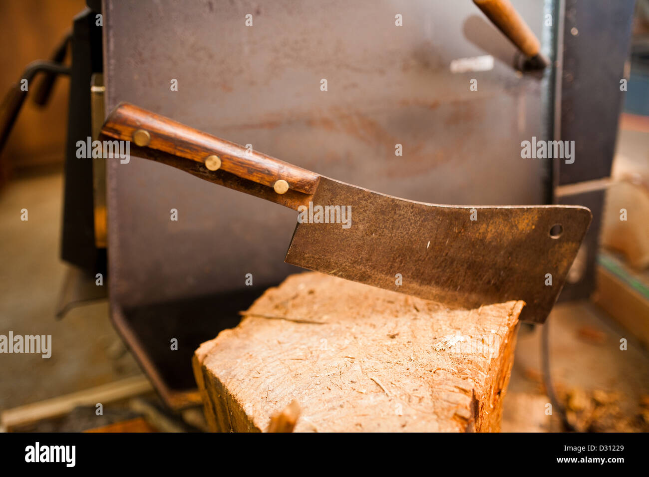 Una mannaia carne fuori di un moncone di legno. Foto Stock