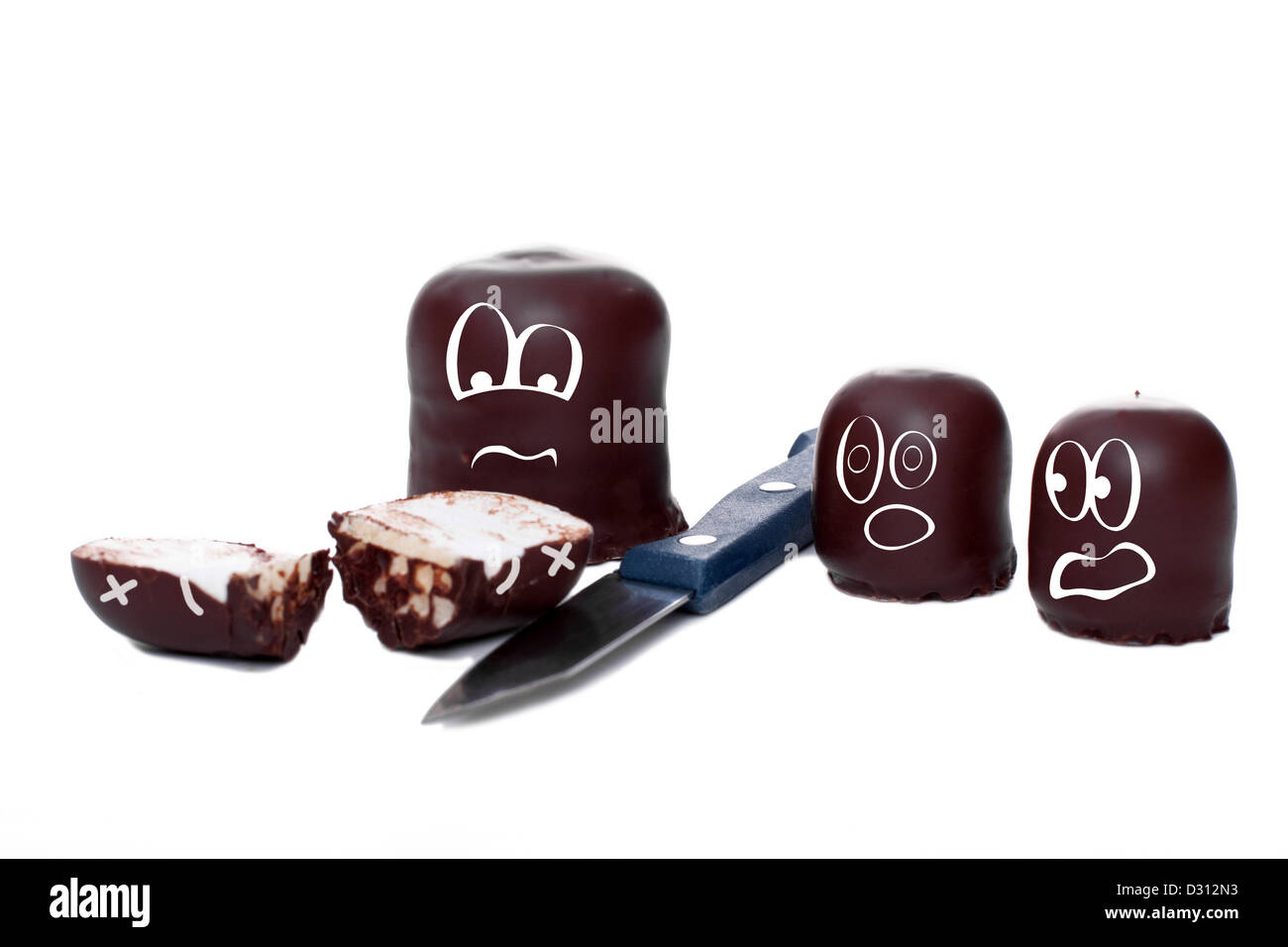 Concetto di attenzione, i bambini non dovrebbero giocare con oggetti appuntiti Foto Stock