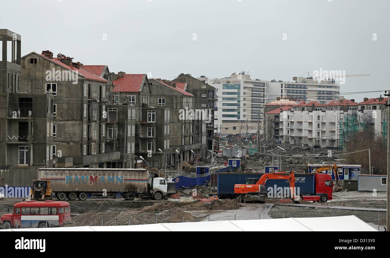 I lavori di costruzione sono in corso presso il Villaggio Olimpico a Sochi, Russia, 02 febbraio 2013. Il 2014 Giochi Olimpici Invernali si svolgeranno a Sochi e le circostanti montagne del Caucaso. Foto: JAN WOITAS Foto Stock