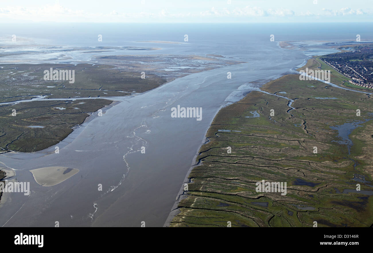 Vista aerea guardando ad ovest del fiume Ribble estuary come essa fluisce nel mare irlandese vicino a Preston, Lancashire Foto Stock