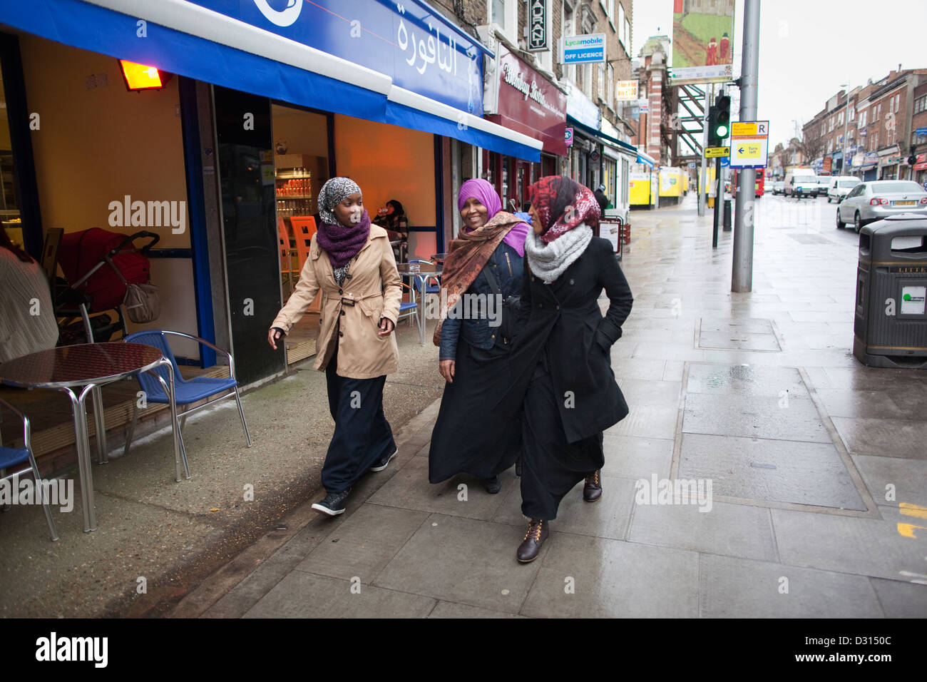 Donna musulmana passeggiando lungo le strade di Acton Town, West London Foto Stock