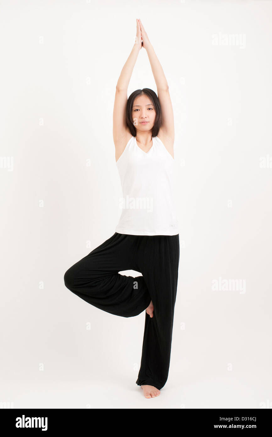 Donna cinese fare yoga Foto Stock