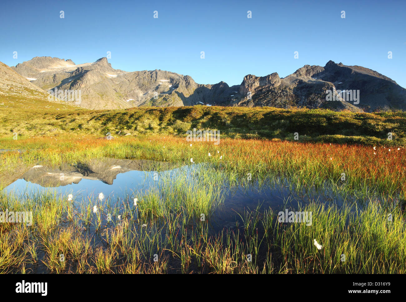 Paesaggio di montagna dalla Norvegia settentrionale, al di sopra del Circolo Polare Artico, su una bella giornata d'autunno. Foto Stock