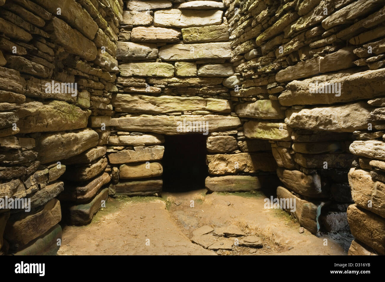 L'interno dell'Quoyness chambered cairn sull isola di Sanday, Orkney Islands, Scozia. Foto Stock