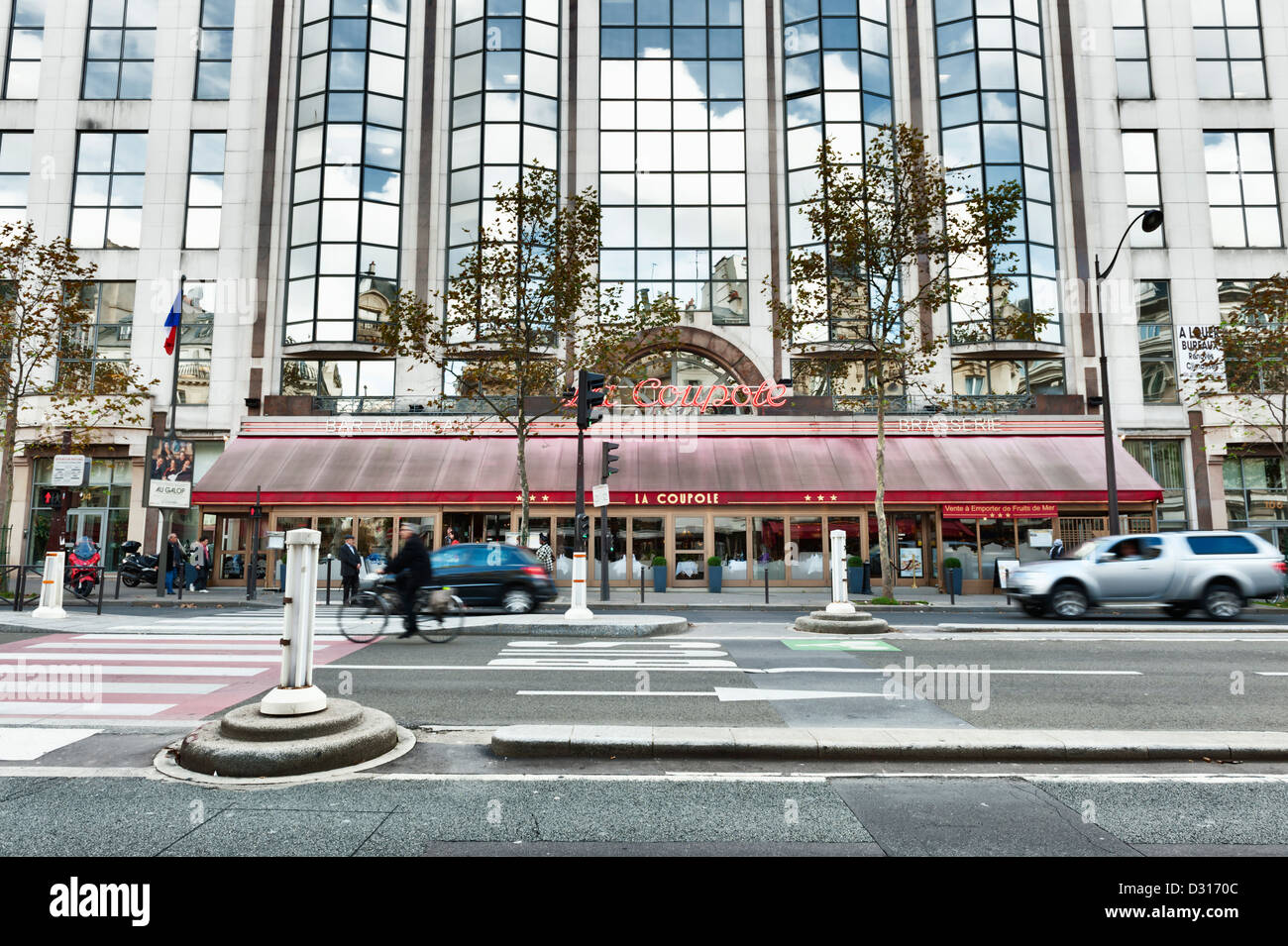 La Coupole - un famoso storico ristorante brasserie sul Boulevard du Montparnasse di Parigi, Francia Foto Stock