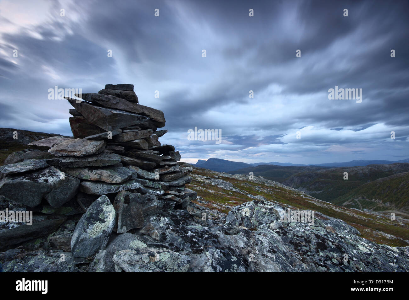 Pila di rocce effettuati dai turisti nella parte settentrionale della campagna norvegese Foto Stock