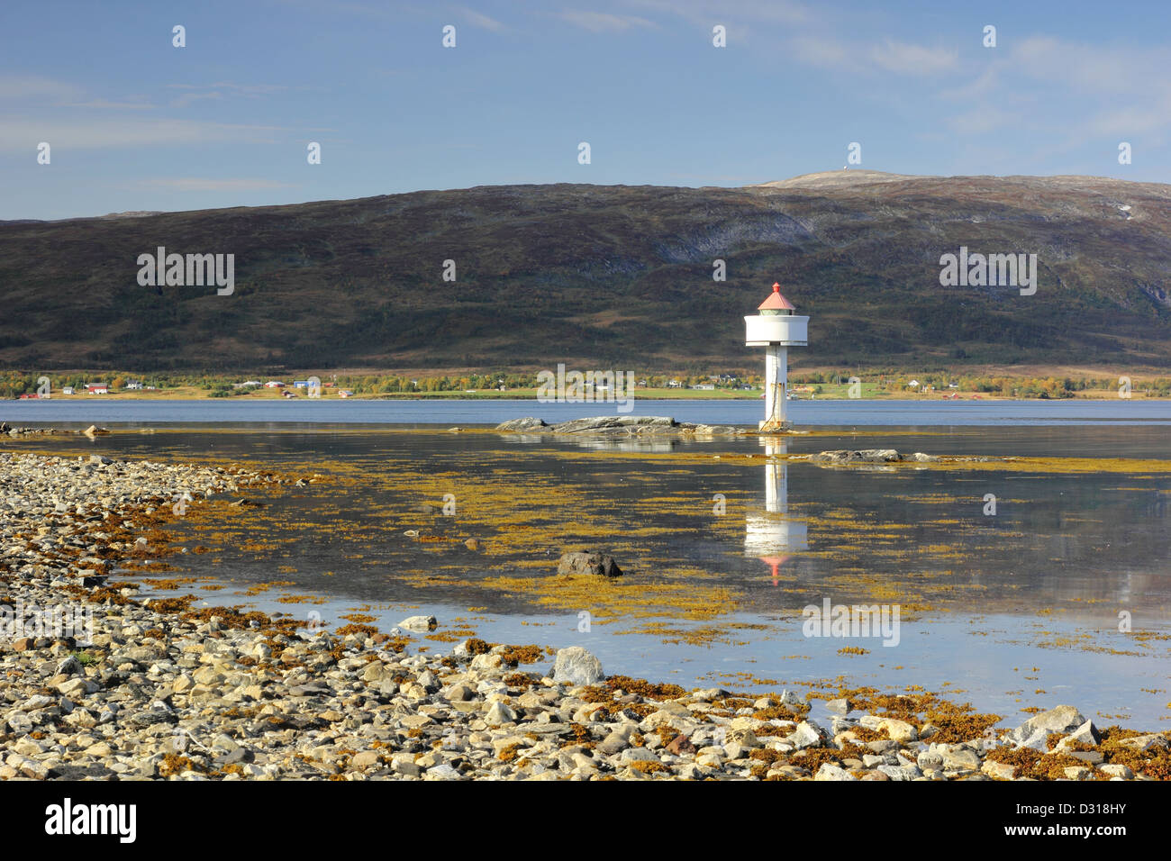 Little White Lighthouse vicino a riva nei fiordi norvegesi Foto Stock