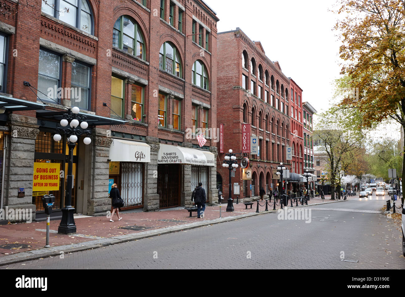 Vecchi magazzini e palazzi in mattoni rossi sulla storica via acqua in gastown Vancouver BC Canada Foto Stock
