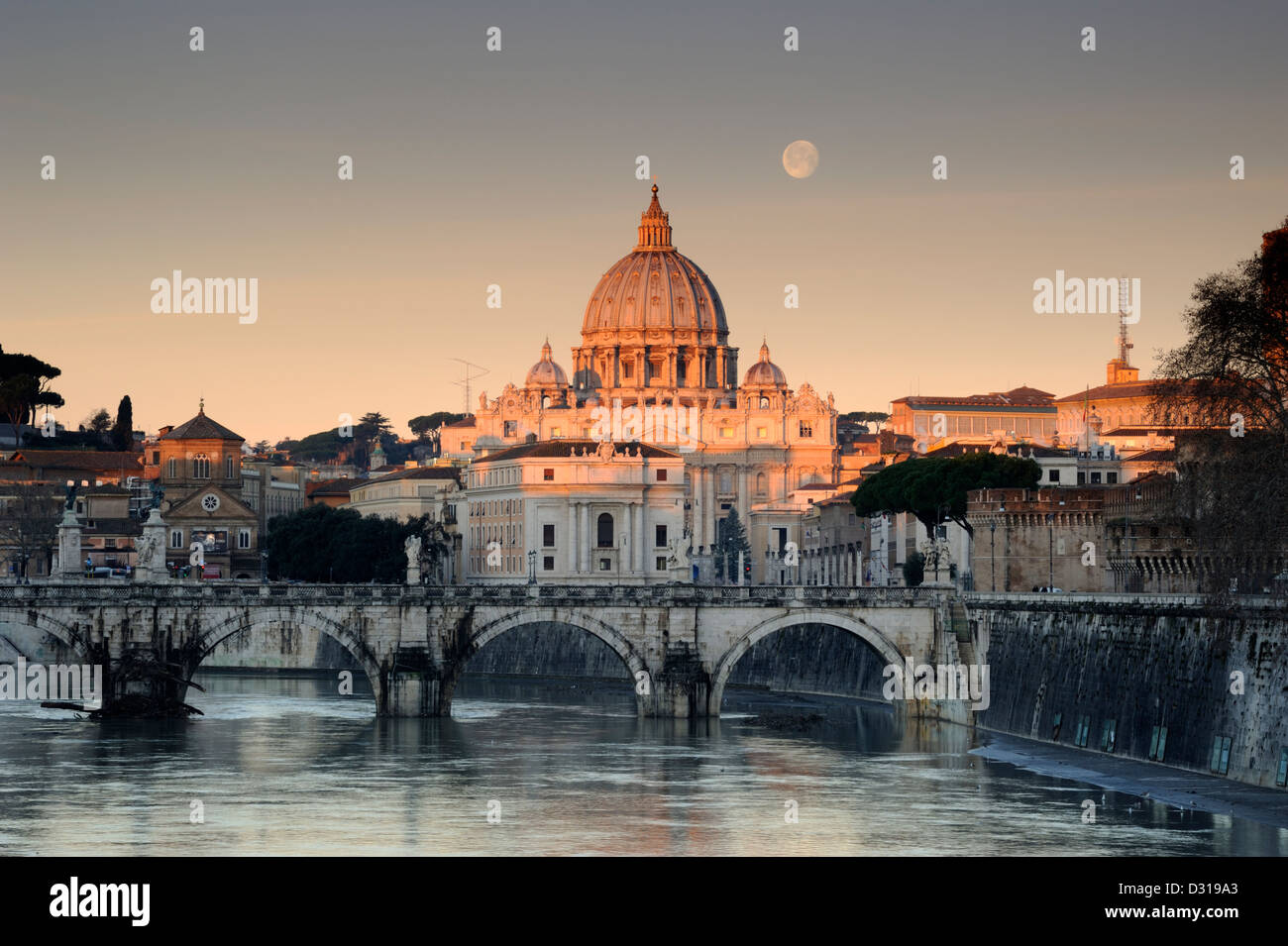 Italia, Roma, fiume Tevere, ponte di Sant'Angelo e basilica di San Pietro all'alba con la luna che sorge accanto alla cupola Foto Stock