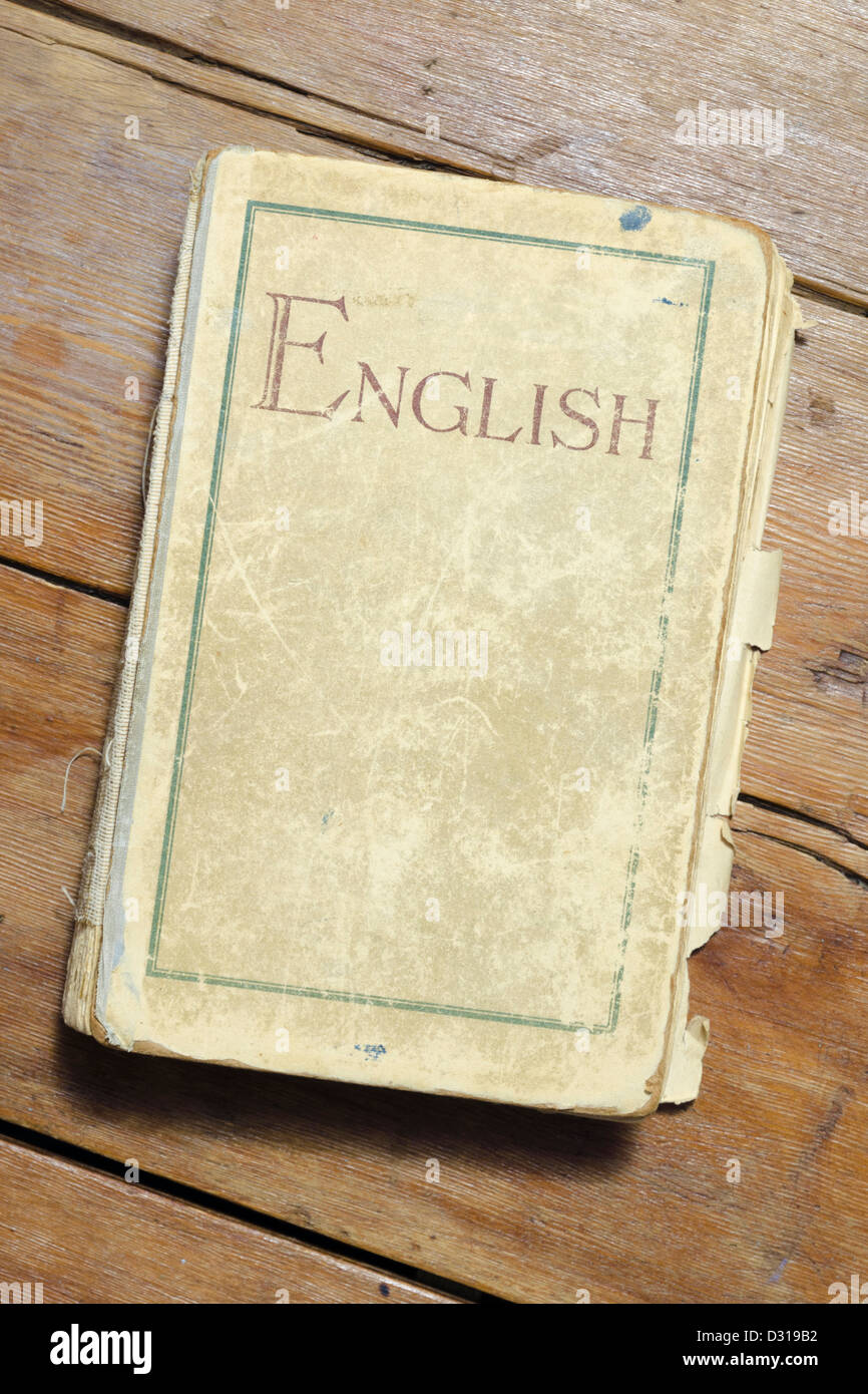 Molto vecchio libro di testo inglese su vintage tavolo in legno Foto Stock