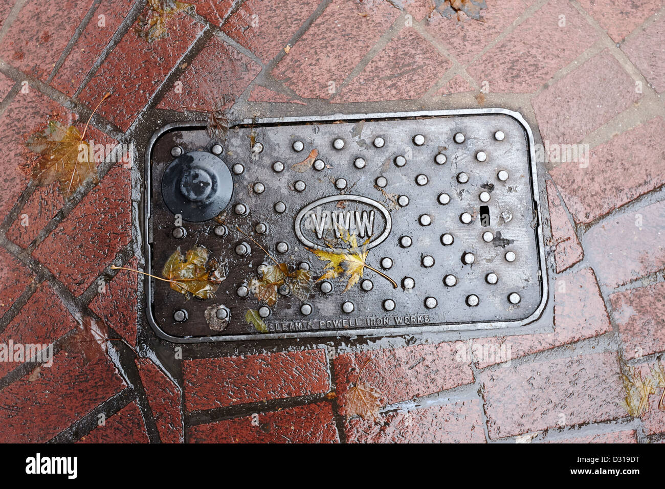 Vancouver opere d'acqua di drenaggio di strada la piastra di accesso realizzato da mclean e powell iron works BC Canada Foto Stock