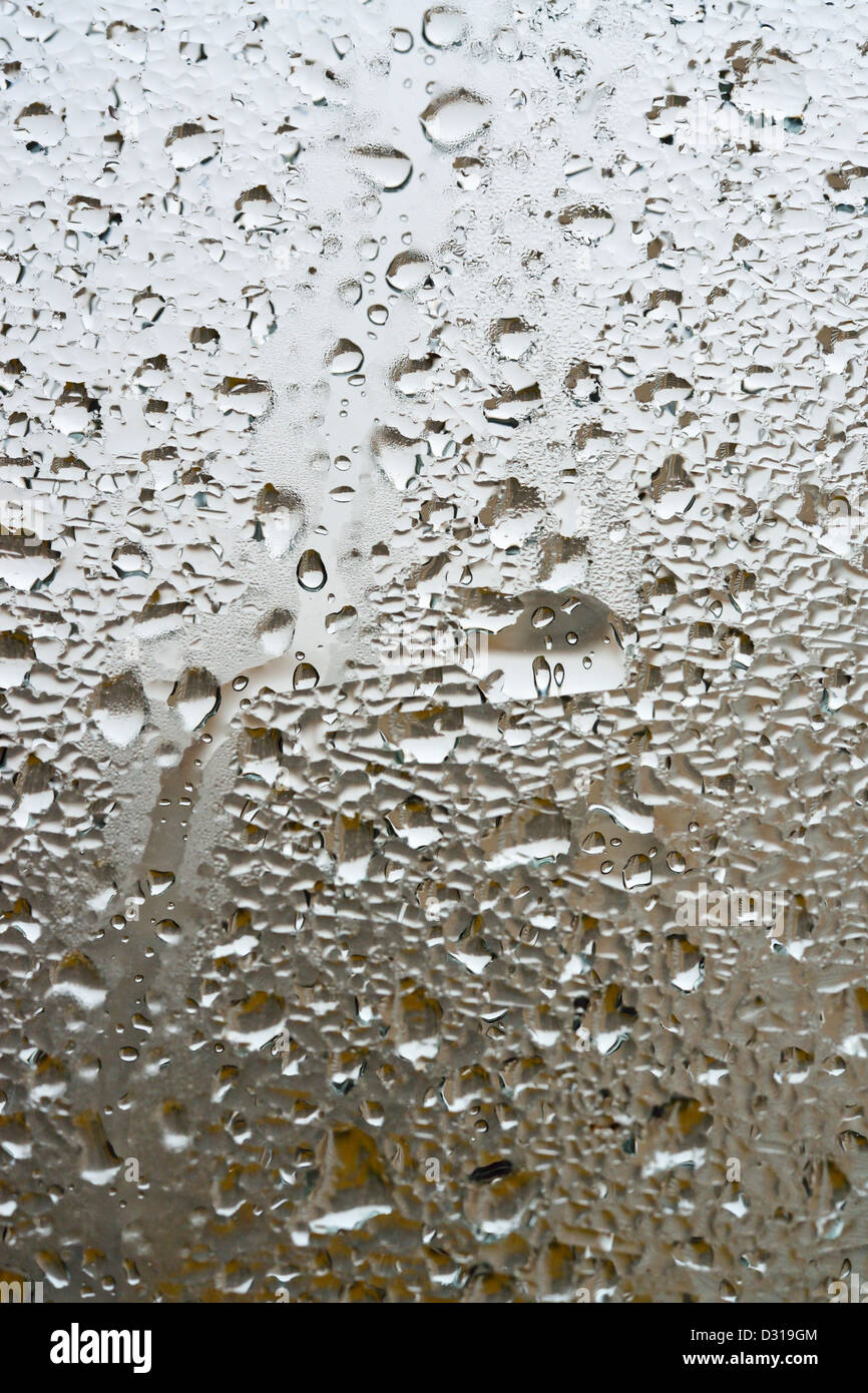 La pioggia su una finestra stretta fino Foto Stock