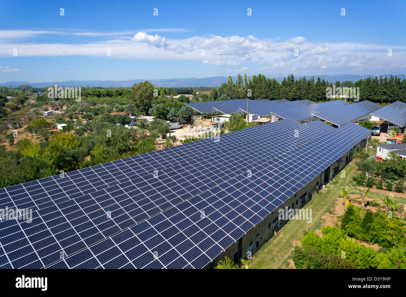 Pannelli solari in una fattoria in serre commerciali, vista aerea, Roquebrune-sur-Argens, regione del Var, sud della Francia, Europa Foto Stock