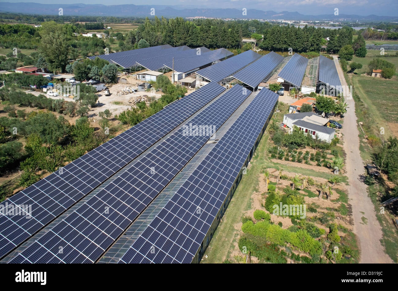 Vista aerea di pannelli solari sul commerciali serre agricole, Roquebrune-sur-Argens, regione del Var, Francia Foto Stock