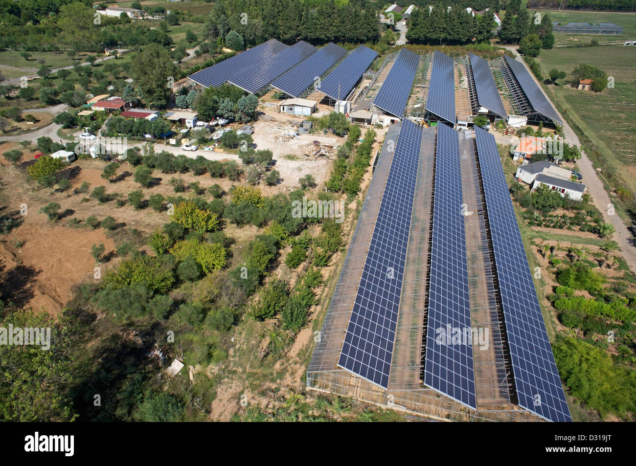 Energia solare dei pannelli sul commerciali serre agricole, vista aerea, Roquebrune-sur-Argens, regione del Var, Francia Foto Stock