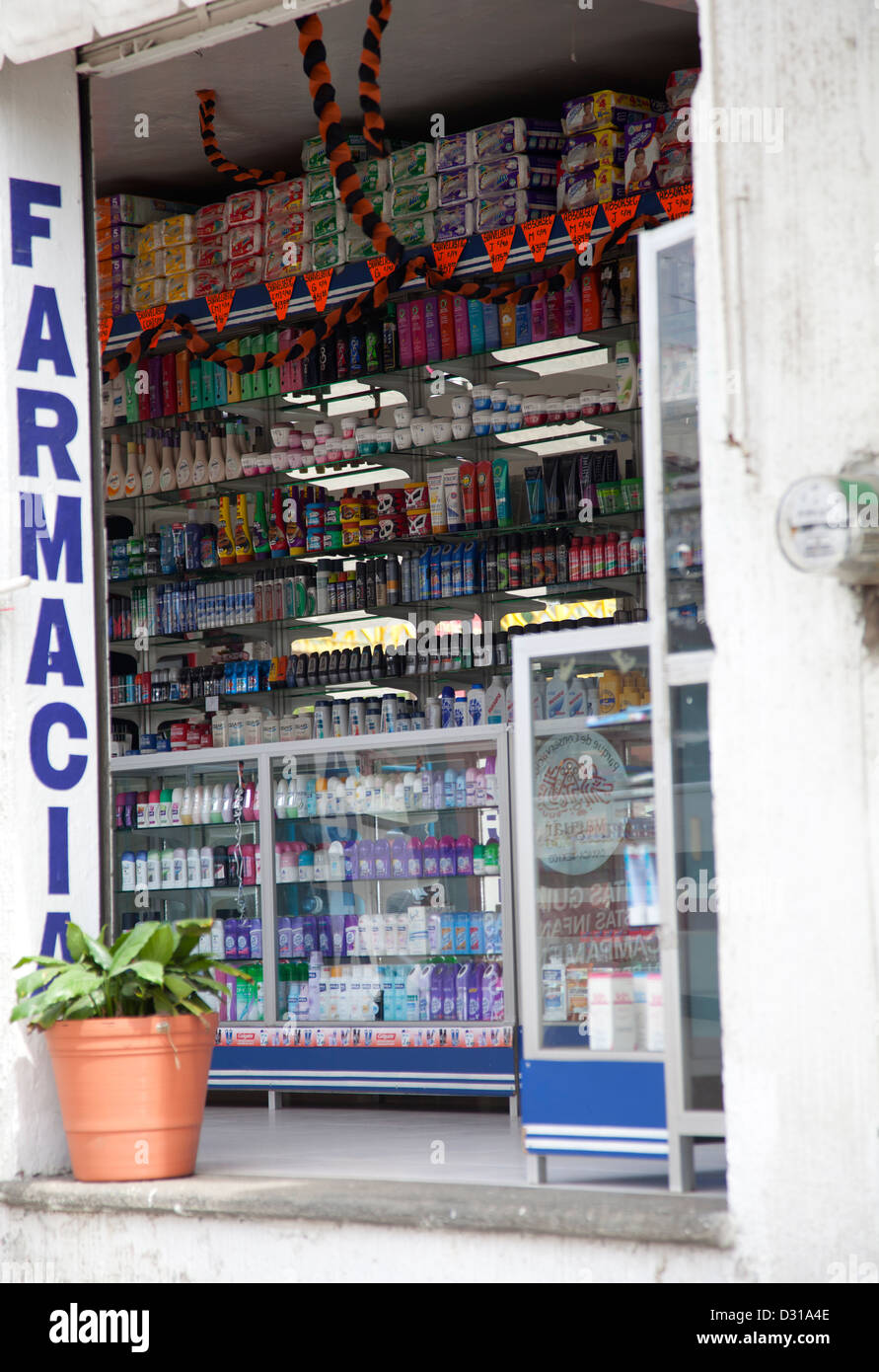 Farmacia negozio con articoli da toeletta su scaffali in Oaxaca - Messico Foto Stock