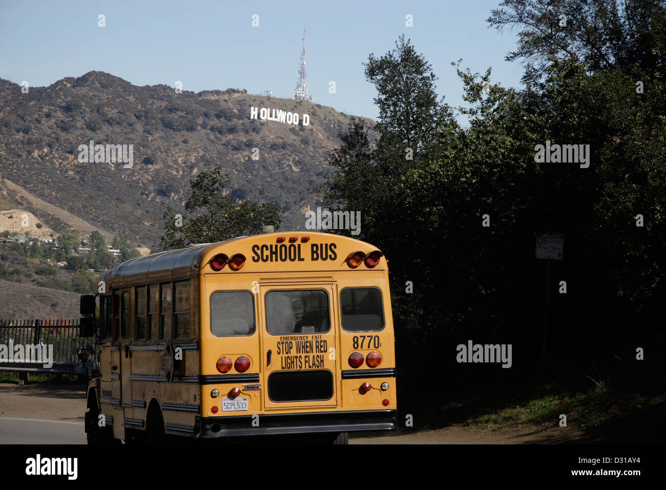 Scuola bus e segno di Hollywood Foto Stock