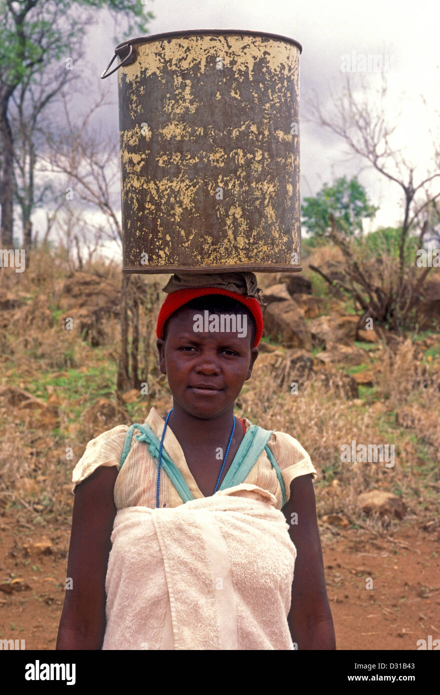 1, uno, dello Zimbabwe di donna e donna adulta, contatto visivo, la testa e le spalle ritratto, villaggio di Mahenye, Mahenye, Manicaland Province, Zimbabwe, Africa Foto Stock