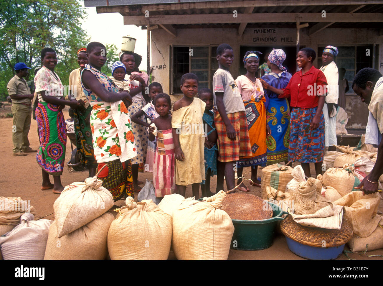 Popolo dello Zimbabwe, donne adulte, le donne le donne al mulino di macinazione, villaggio, Mahenye, Manicaland Province, Zimbabwe, Africa Foto Stock