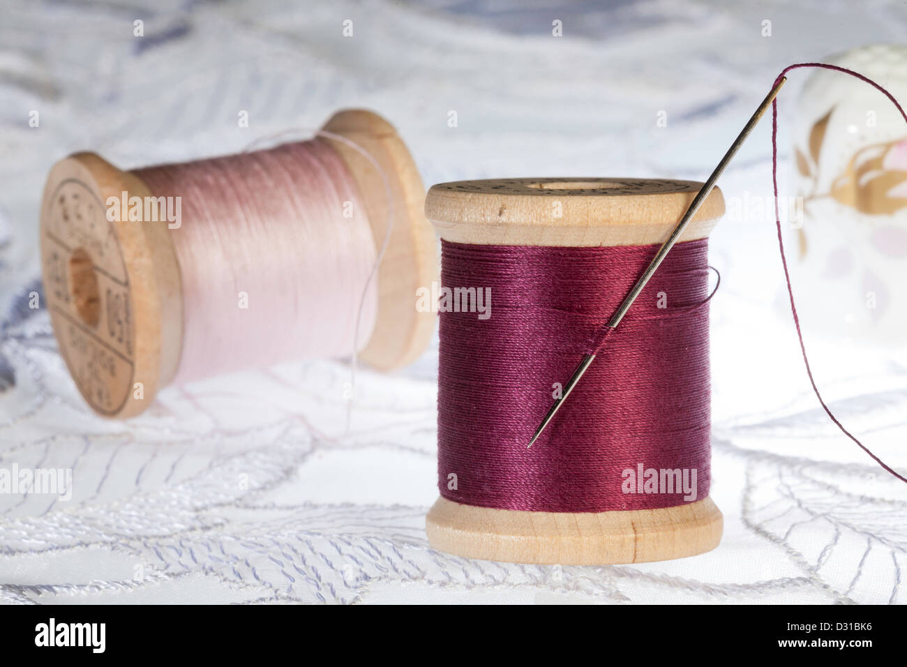Ancora la vita di legno Vintage rocchetti di filo e ago di cucitura Foto Stock