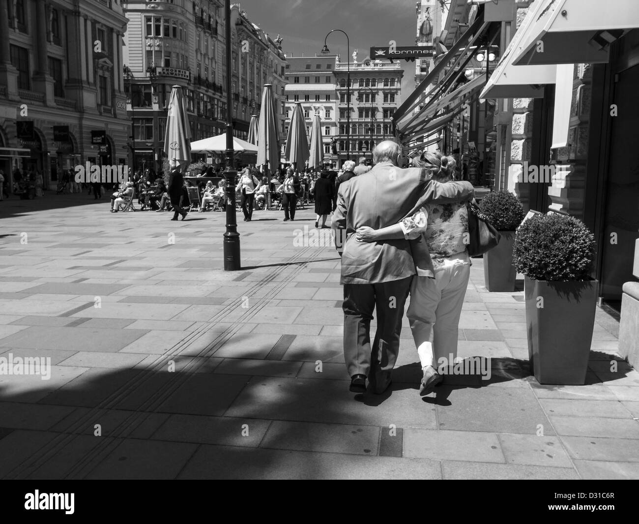 Vecchia coppia di Vienna a piedi street nella giornata di sole Foto Stock