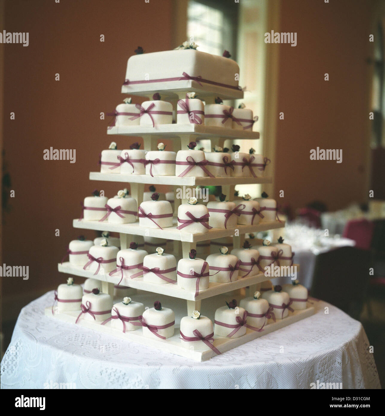 Torta di Nozze e messa in tavola, cerimonia di nozze, REGNO UNITO Foto Stock