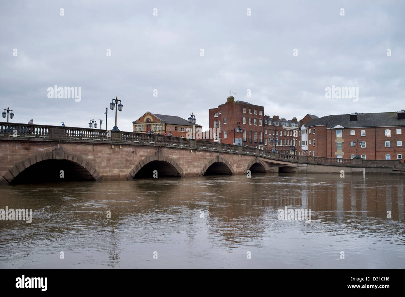 Worcester ponte e fiume Severn nel diluvio di Worcester, Worcestershire, England, Regno Unito Foto Stock