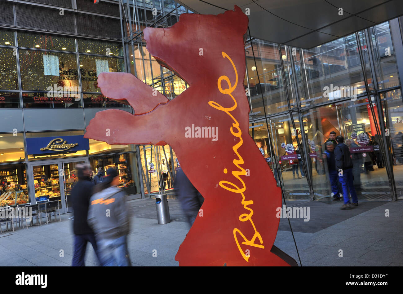 La gente a piedi passato un orso di grandi dimensioni la figura di pubblicità per la 63a edizione Festival Internazionale del Cinema di Berlino a Potsdamer Platz a Berlino, Germania, 06 febbraio 2013. Il 63° Festival Internazionale del Cinema di Berlino sarà vetrina di più di 400 film dal 07 fino al 17 febbraio 2013. Foto: Paolo Zinken Foto Stock
