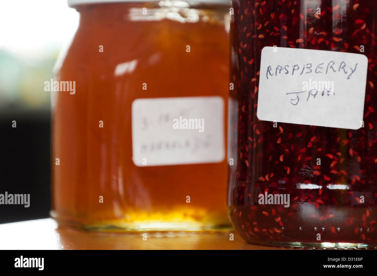 Fatto in casa conserve di frutta confettura di lamponi. Foto Stock