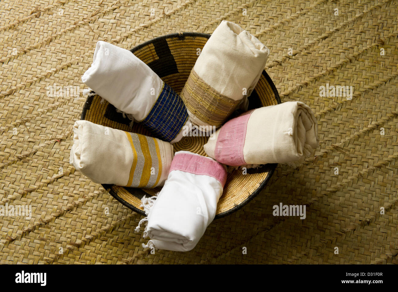 Kikois per la vendita, Baraka Gallery, Lamu, l'arcipelago di Lamu, Kenya Foto Stock