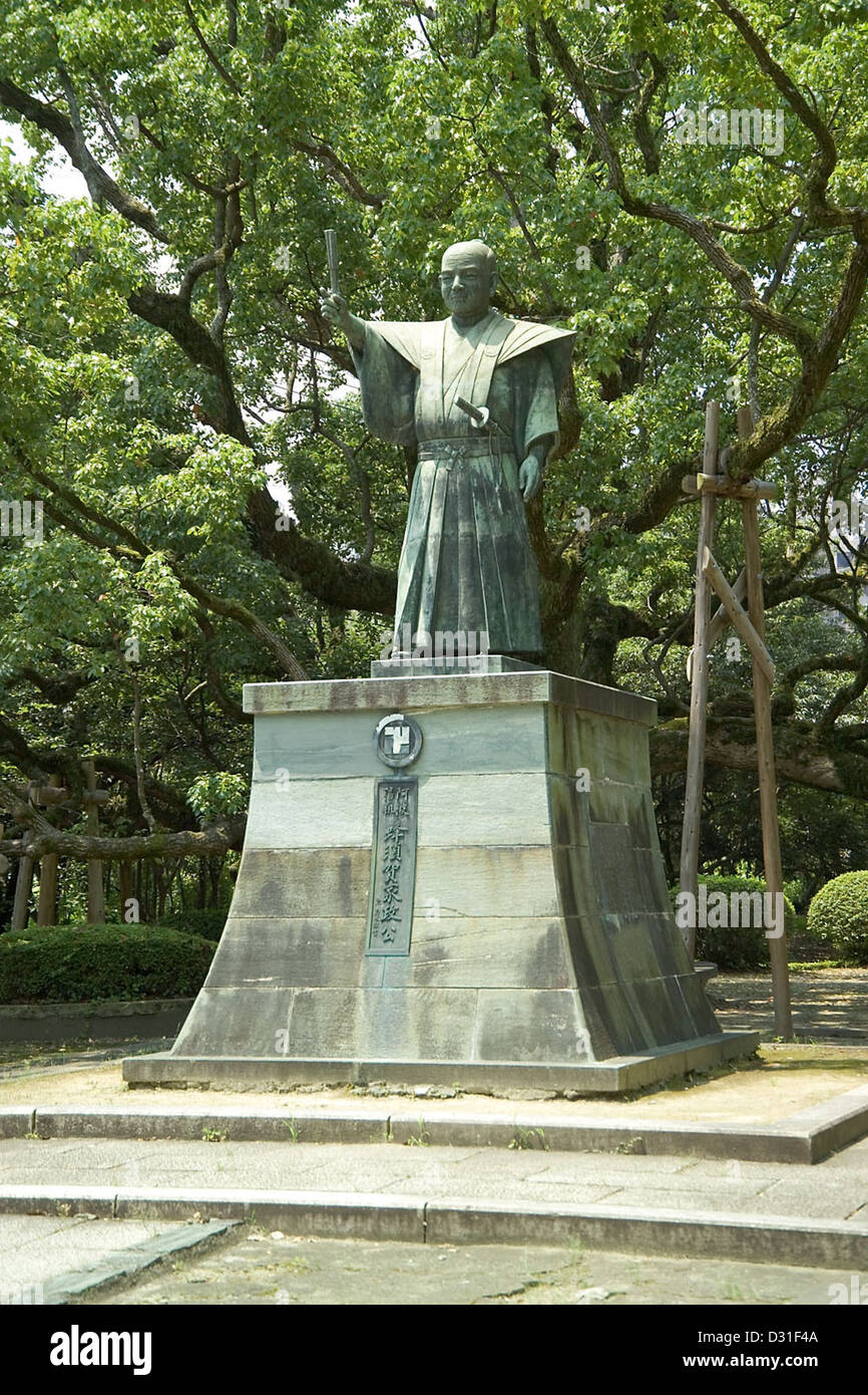 La statua di Hachisuka Iemasa onora il daimyo che fondò il clan Hachisuka a Tokushima, provincia di Awa. Si erge come marcatore storico nella prefettura di Tokushima, in Giappone, per commemorare il suo ruolo nella storia feudale giapponese. Foto Stock