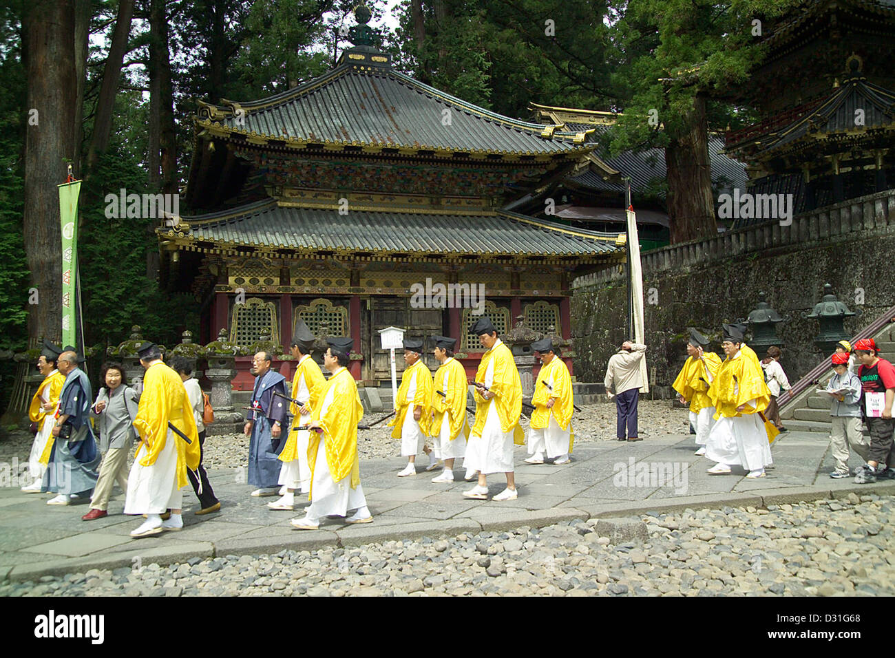 I partecipanti al corteo di un migliaio di guerrieri passare il Sutra Library (経蔵) all'Toshogu, Nikko, Prefettura di Tochigi, Jap Foto Stock