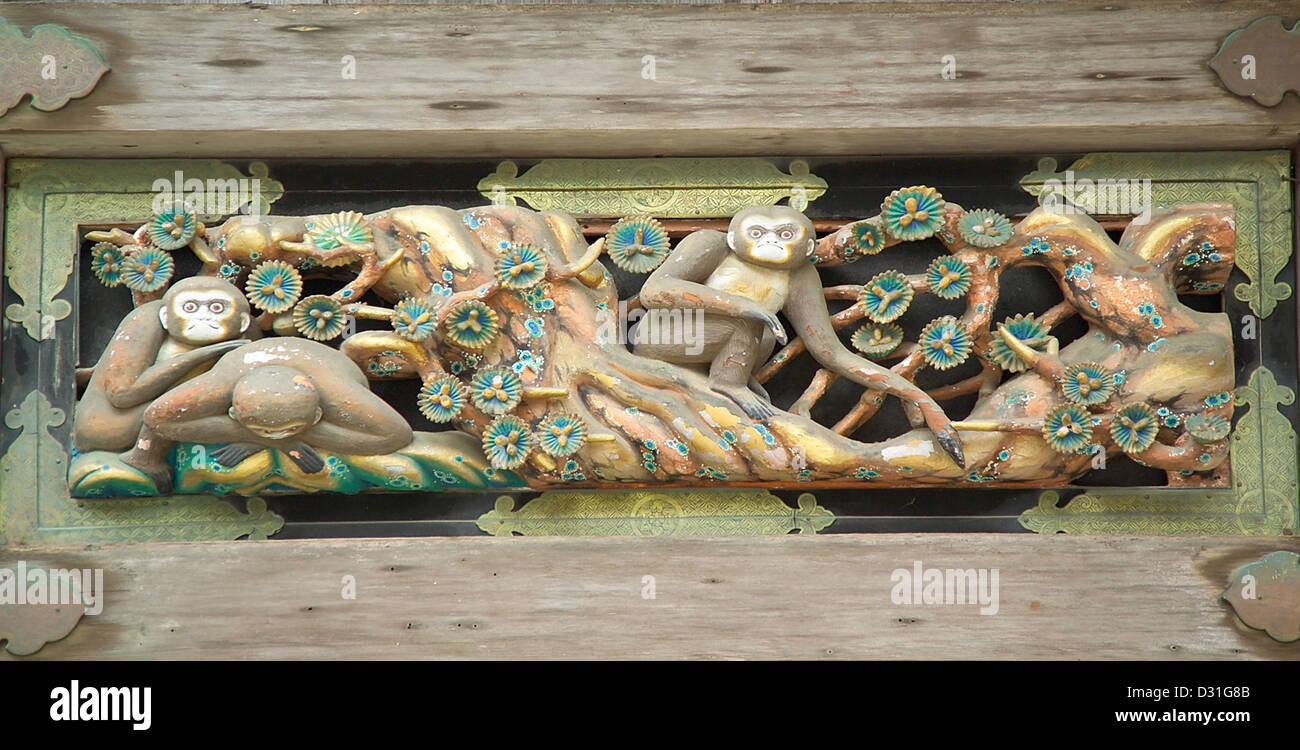Le sculture di scimmie decorare la parte esterna del sacro maneggio a Toshogu, Nikko, Prefettura di Tochigi, Giappone, un'UNESCO W Foto Stock