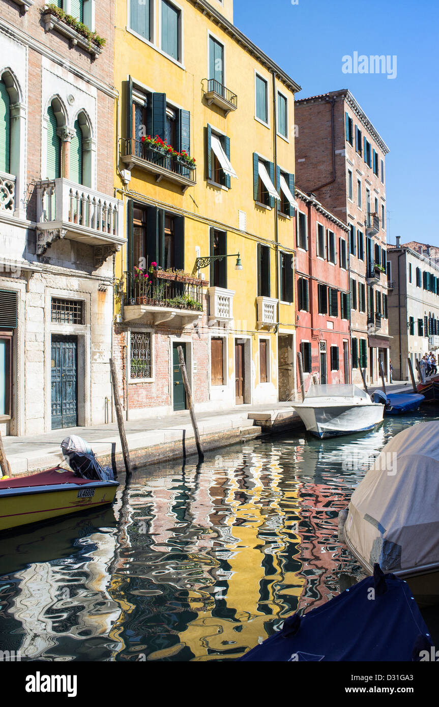 Colorato Canal riflessioni di edifici a Venezia Foto Stock