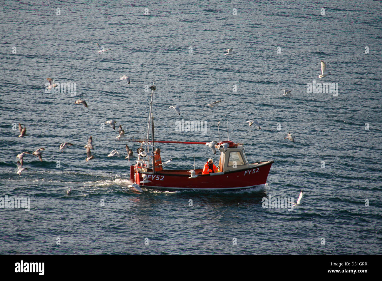 Mare fishinf off meridionale di Cornovaglia costa vicino a Fowey Foto Stock