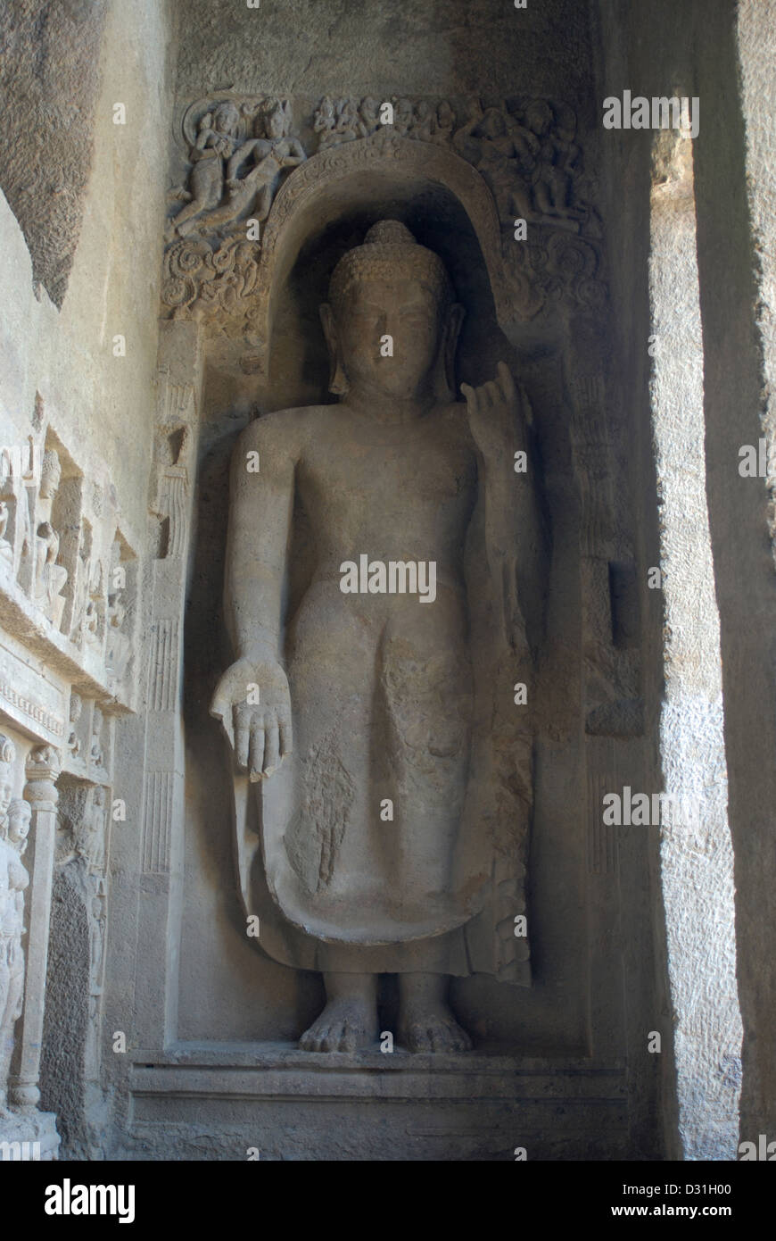 Grotta 3, Kanheri Caves Mumbai. Colossale immagine del Buddha sulla destra della veranda Foto Stock