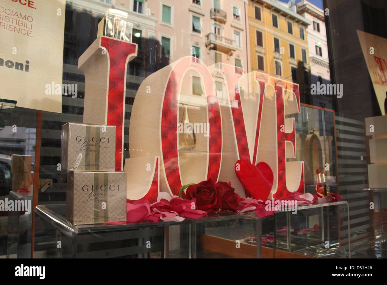 Roma, Italia. 6 Feb 2013 Shop window display pronto per il giorno di San Valentino a Roma Italia. Credito: Gari Wyn Williams / Alamy Live News Foto Stock